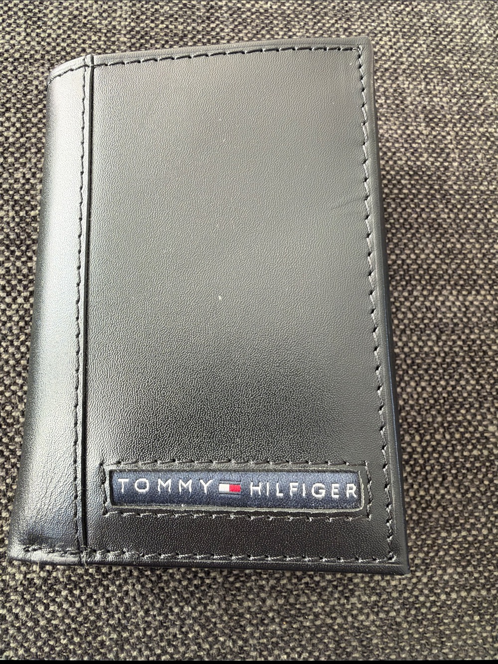 Tommy Hilfiger Men's Leather Trifold Wallet, Black/Black, One Size